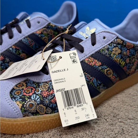 Adidas gazelle j
London floral embroidery 
Brand new - Picture 3 of 13
